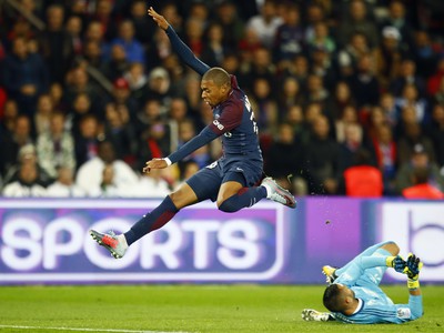 Kylian Mbappé preskakuje brankára Lyonu