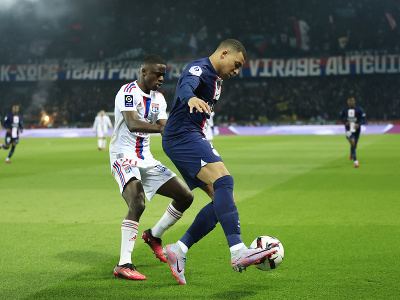 Kylian Mbappé a Sael Kumbedi v súboji o loptu
