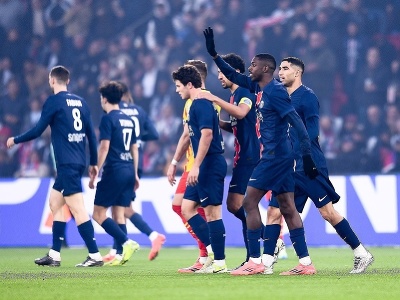 Futbalisti PSG oslavujú gól
