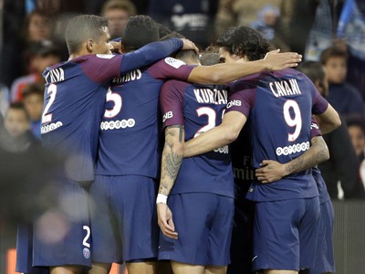 Hráči Paríža sa radujú po góle