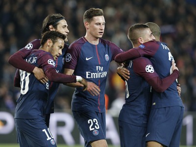 Hráči Paríža oslavujú gól
