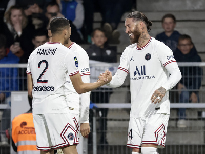 Futbalisti Paríža St. Germain oslavujú gól