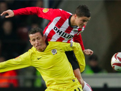 Ibrahim Afellay v súboji s Igorom Žofčákom