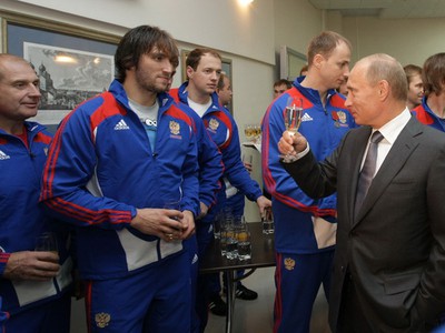 Vladimír Putin si pripíja