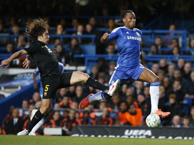 Carles Puyol a Didier Drogba v súboji