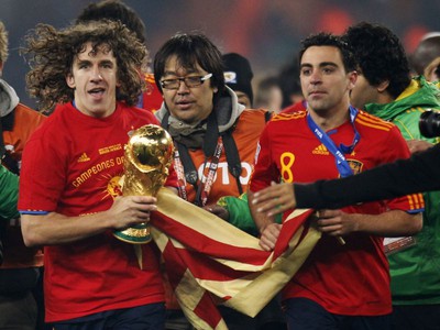 Puyol a Xavi s trofejou pre majstrov sveta