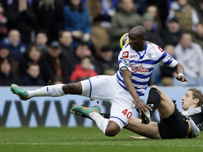 Stephane Mbia a Michael Dawson