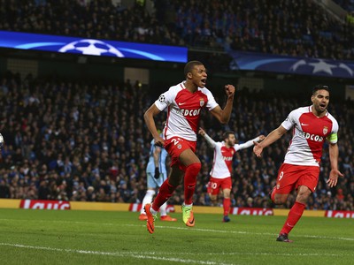Kylian Mbappé a Radamel Falcao oslavujú gól AS Monaco