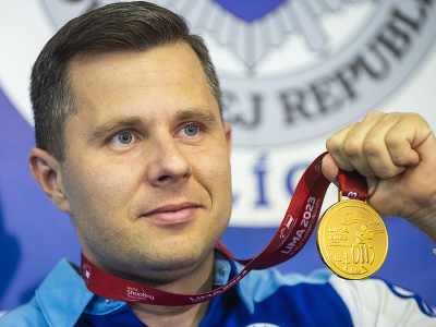 Na snímke slovenský reprezentant a parastrelec Radko Malenovský pózuje so zlatou medailou z majstrovstiev sveta v Peru