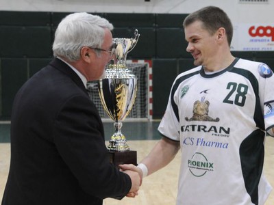Radoslav Antl preberá trofej