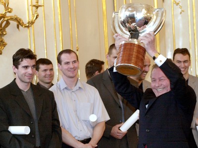 Prezident Rudolf Schuster prijal 15. mája 2002 slovenskú hokejovú reprezentáciu: zľava Miroslav Hlinka, Peter Pucher, Radoslav Hecl