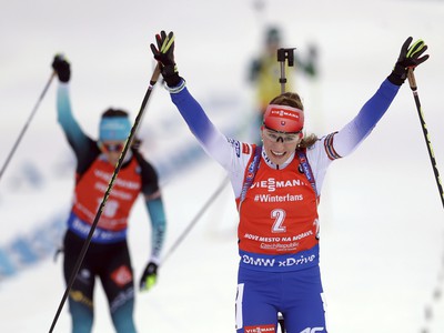 Slovenská biatlonistka Paulína Fialková (vpravo) oslavuje v cieli druhé miesto