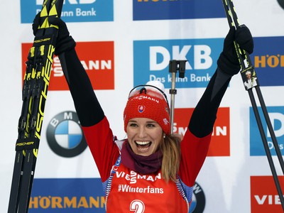 Slovenská  biatlonistka Paulína Fialková oslavuje na pódiu druhé miesto v preteku na 12,5 km s hromadným štartom Svetového pohára v biatlone v českom Novom Měste na Morave