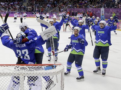 Obrovská radosť hokejistov Slovinska. V Soči sú už v štvrťfinále