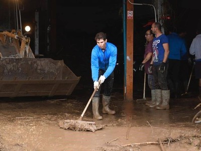 Rafa Nadal po ničivých záplavách odpratával trosky
