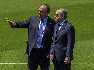 Nový tréner Realu Madrid Rafael Benítez (vľavo) a prezident klubu Florentino Perez.