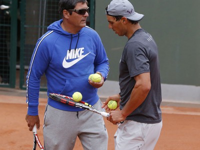 Toni Nadal (vľavo) so svojim zverencom Rafaelom Nadalom