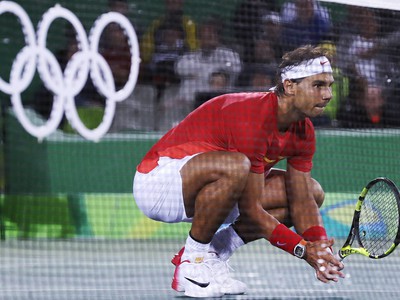 Rafael Nadal si pričupol počas podania Marca Lópeza 