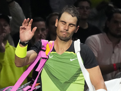 Španielsky tenista Rafael Nadal sa lúči s divákmi po prehre s Američanom Tommym Paulom v druhom kole tenisového turnaja Masters v Paríži