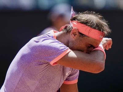 Španielsky tenista Rafael Nadal si utiera tvár v zápase proti Belgičanovi Zizouovi Bergsovi v 1. kole dvojhry na antukovom turnaji ATP Masters 1000 v Ríme