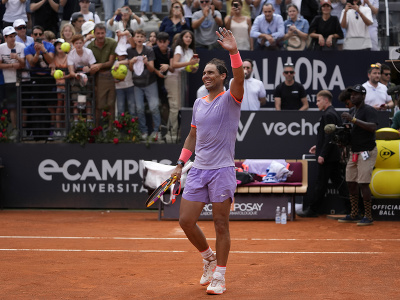 Španielsky tenista Rafael Nadal oslavuje po jeho výhre nad Belgičanom Zizouom Bergsom v 1. kole dvojhry na antukovom turnaji ATP Masters 1000 v Ríme