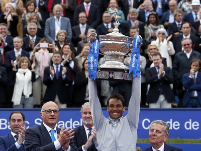 Naradostený Nadal s trofejou v Barcelone