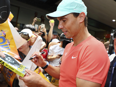 Španielsky tenista Rafael Nadal rozdáva autogramy počas verejného vystúpenia v nákupnom centre Queen Street Mall pred tenisovým turnajom ATP v austrálskom Brisabane
