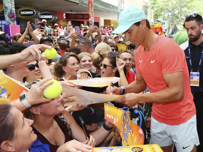 Španielsky tenista Rafael Nadal rozdáva autogramy počas verejného vystúpenia v nákupnom centre Queen Street Mall pred tenisovým turnajom ATP v austrálskom Brisabane