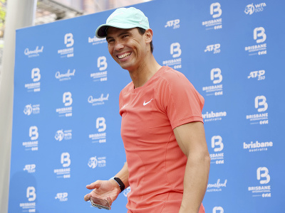 Španielsky tenista Rafael Nadal sa usmieva počas verejného vystúpenia v nákupnom centre Queen Street Mall pred tenisovým turnajom ATP v austrálskom Brisabane