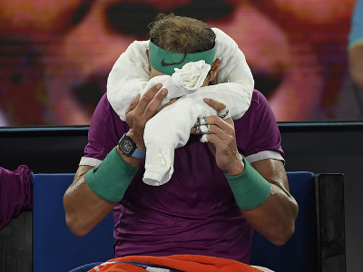 Rafael Nadal sa ovlažuje počas finále Australian Open