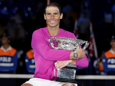 Rafael Nadal s trofejou pre víťaza Australian Open 