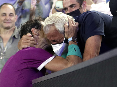 Španielsky tenista Rafael Nadal sa stal druhýkrát v kariére víťazom mužskej dvojhry na Australian Open. Na snímke oslavuje s otcom Sebastianom Nadalom. 