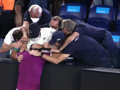 Španielsky tenista Rafael Nadal sa stal druhýkrát v kariére víťazom mužskej dvojhry na Australian Open. Na snímke oslavuje so svojím tímom. 