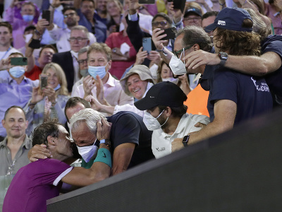 Španielsky tenista Rafael Nadal sa stal druhýkrát v kariére víťazom mužskej dvojhry na Australian Open. Na snímke oslavuje so svojím tímom. 