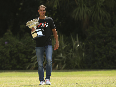 Španielsky tenista Rafael Nadal s trofejou pre víťaza Australian Open 