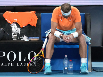 Rafael Nadal počas zápasu sedí na lavičke