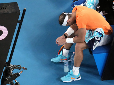 Rafael Nadal počas zápasu sedí na lavičke