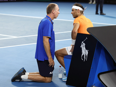 Rafael Nadal konzultuje zranenie s lekárskym tímom