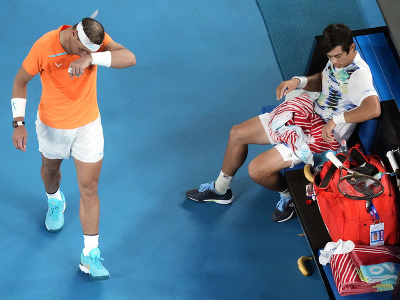 Rafael Nadal so zranením odchádza do útrob štadiónu