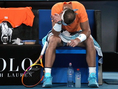Smutný Rafael Nadal sedí na lavičke počas 2. kola Australian Open