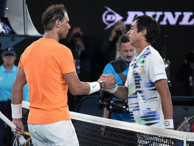 Rafael Nadal a Mackenzie McDonald si podávajú ruky po vzájomnom zápase