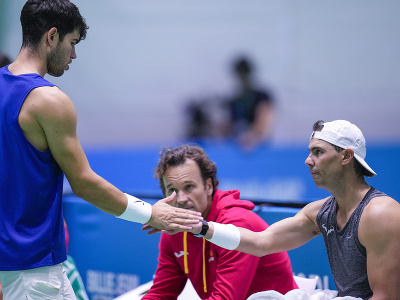 Rafael Nadal a Carlos Alcaraz počas tréningu pred štartom Davisovho pohára