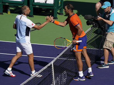 Španielsky tenista Rafael Nadal a Brit Dan Evans