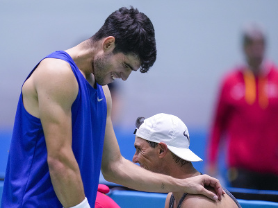 Rafael Nadal a Carlos Alcaraz počas tréningu pred štartom Davisovho pohára
