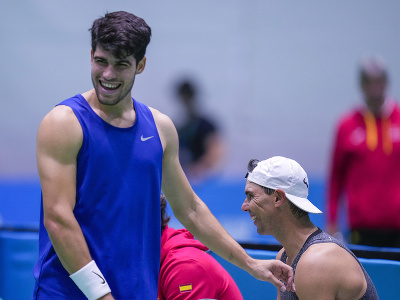 Rafael Nadal a Carlos Alcaraz počas tréningu pred štartom Davisovho pohára