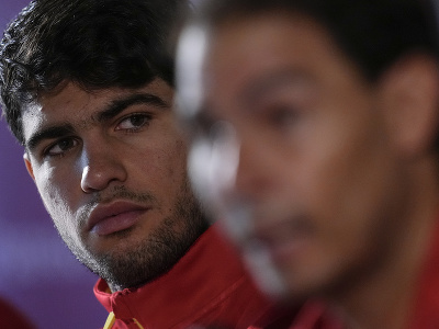 Rafael Nadal a Carlos Alcaraz počas tlačovej konferencie pred štartom Davisovho pohára