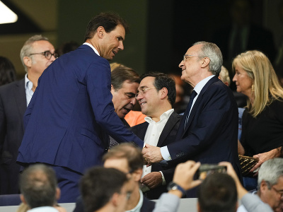 Rafael Nadal si podáva ruku s Florentinom Pérezom, šéfom Realu Madrid