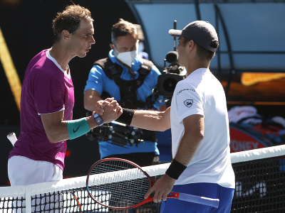 Španielsky tenista Rafael Nadal a Američan Marcos Giron po zápase 1. kola Australian Open 2022
