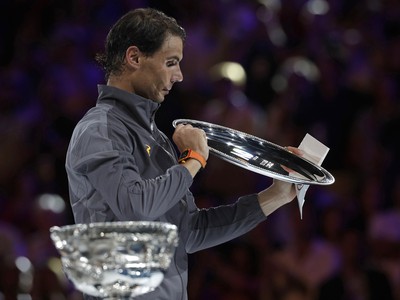 Rafael Nadal s trofejou pre porazeného finalistu