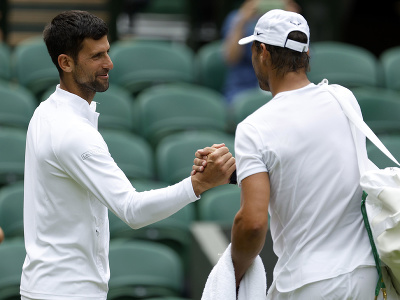 Štartuje slávny Wimbledon. Na snímke Novak Djokovič a Rafael Nadal